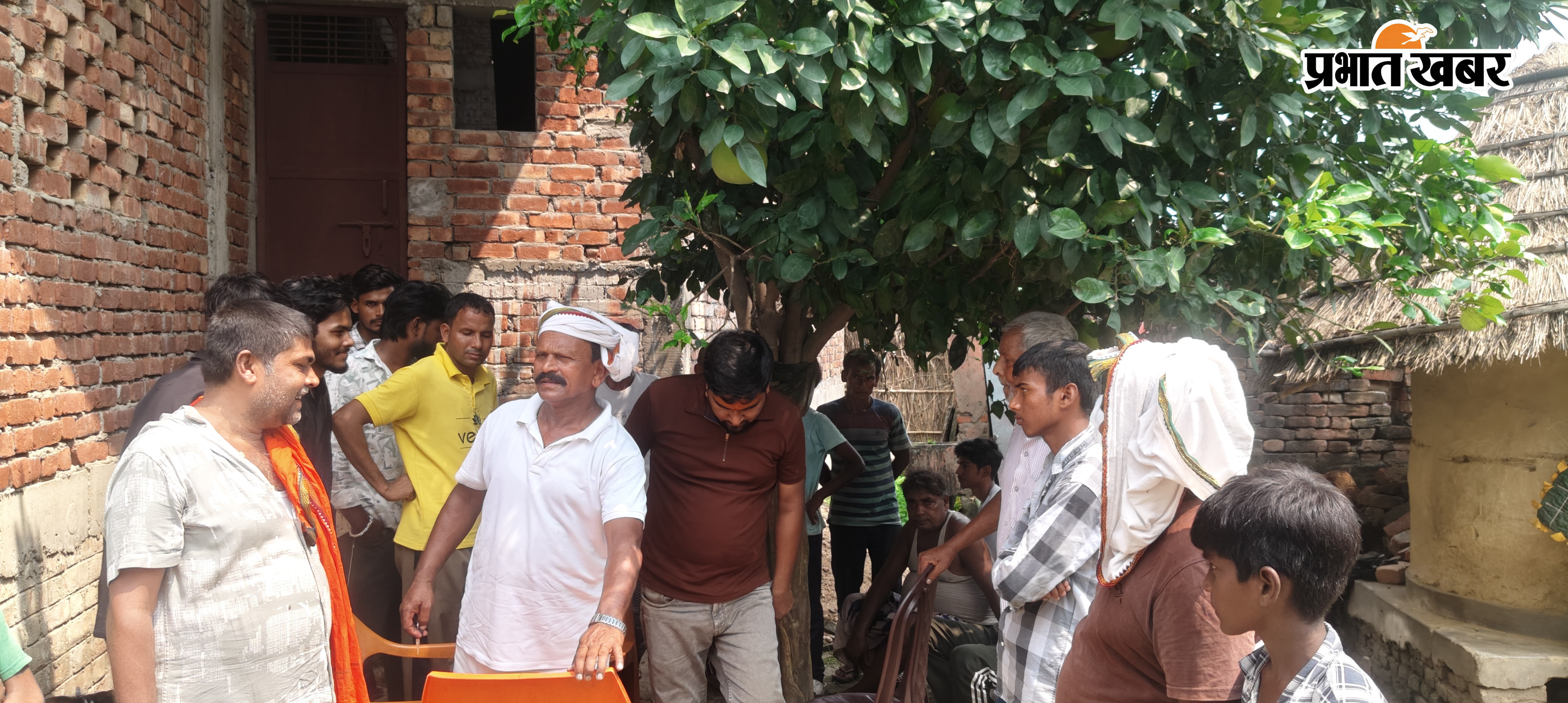 रोते बिलखते परिजन व दरवाजे पर लोगों की भीड़ | Prabhat Khabar Network