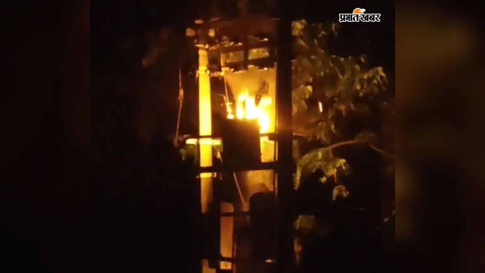 25 केवीए ट्रांसफार्मर जलने से दर्जनों घरों की बिजली गुल, ग्रामीणों ने की बदलने की मांग