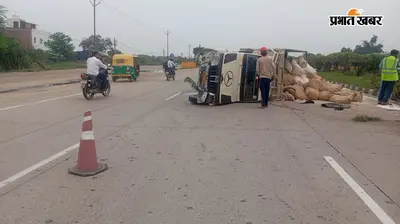 शिवसागर में अनियंत्रित होकर पलटा सामान लदा पिकअप, चालक बाल-बाल बचा
