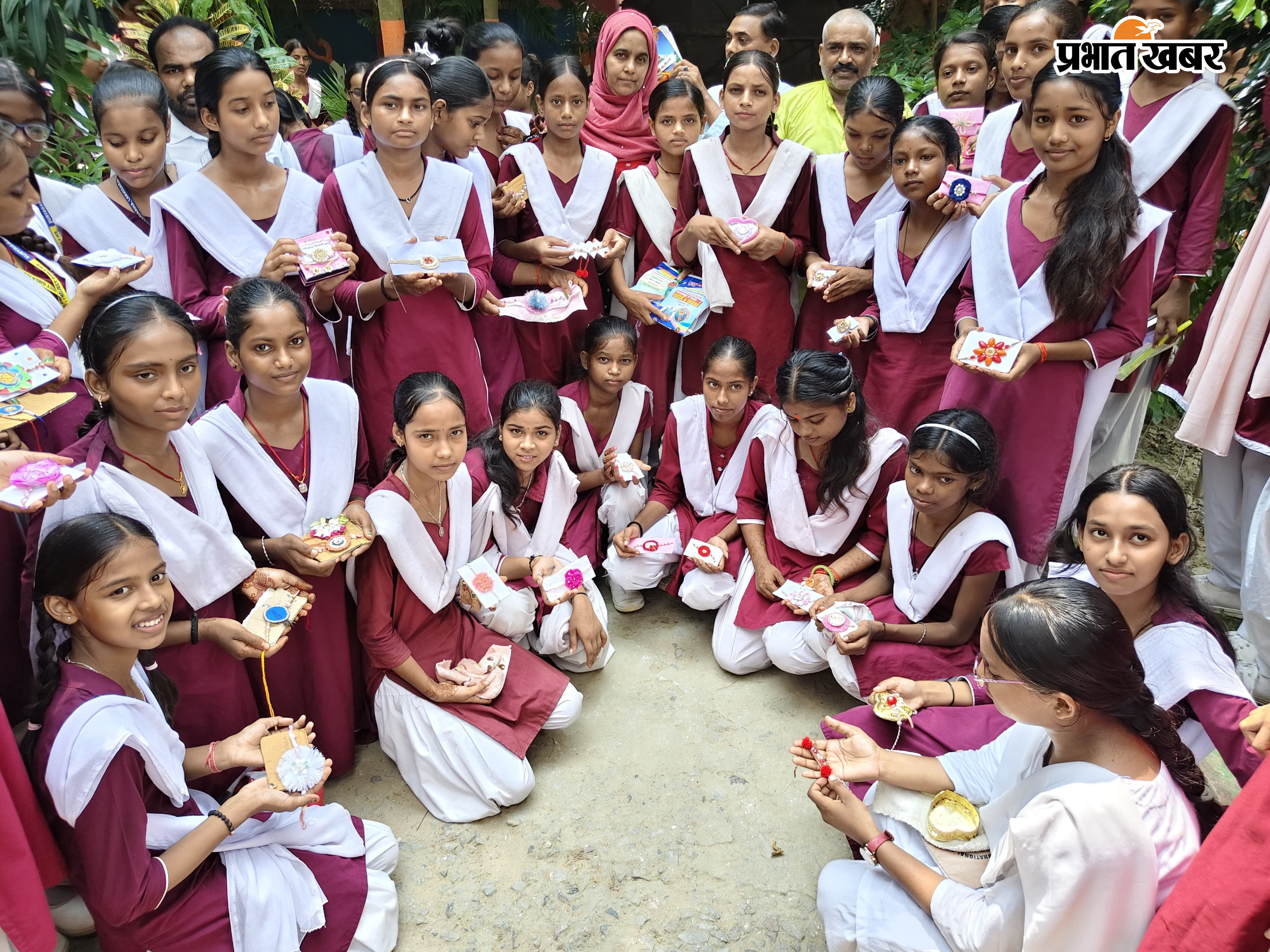 फोटो कैप्शन : प्लस टू परियोजना बालिका उच्च विद्यालय, सूर्यगढ़ा में पेड़ को राखी बांधती छात्राएं | Prabhat Khabar Network