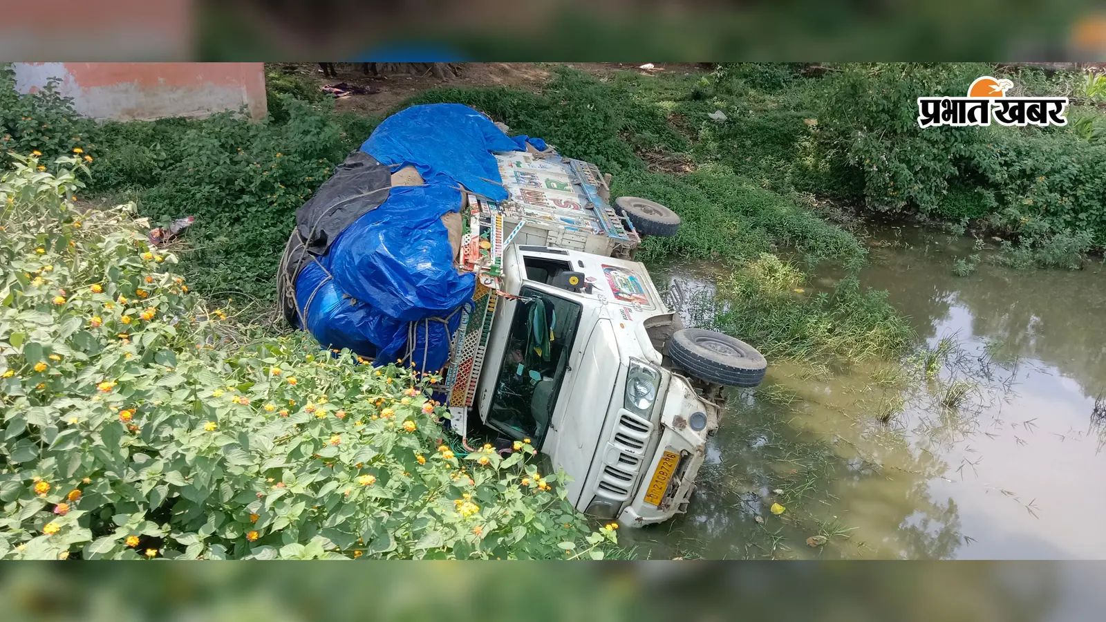 दुर्घटनाग्रस्त गाड़ी की तस्वीर