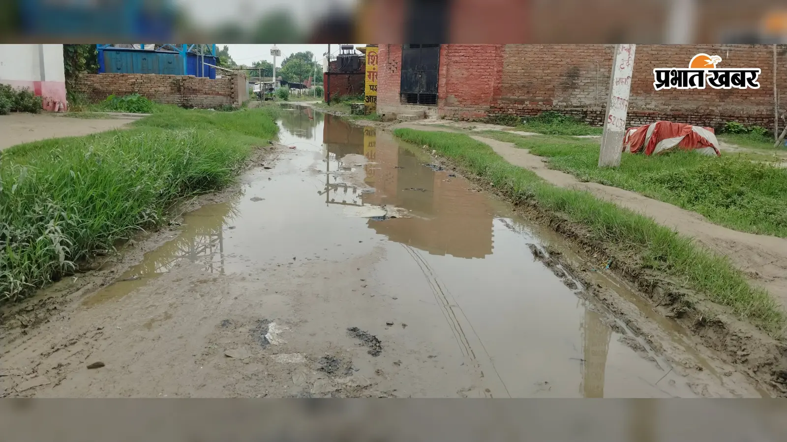 गोपालगंज के मांझा पूर्वी पंचायत में सड़क पर बह रहा गंदा पानी, जल निकासी की व्यवस्था चरमराई