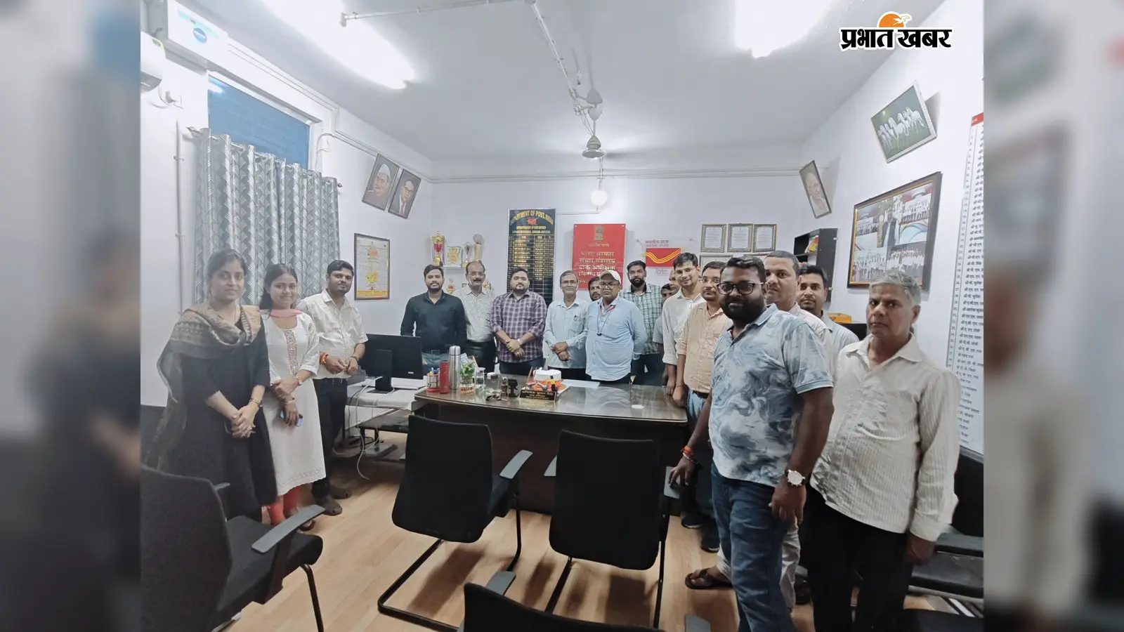 सीवान डाक प्रमंडल ने रचा रिकॉर्ड, एक लाख से अधिक नये बचत खाते जुड़े, उपलब्धि पर कार्यालय में काटा गया केक