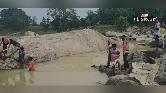 Lohardaga News: गुरुवार से लापता थी महिला, शनिवार को कोयल नदी में पत्थरों के बीच मिला शव... मौत का राज गहराया