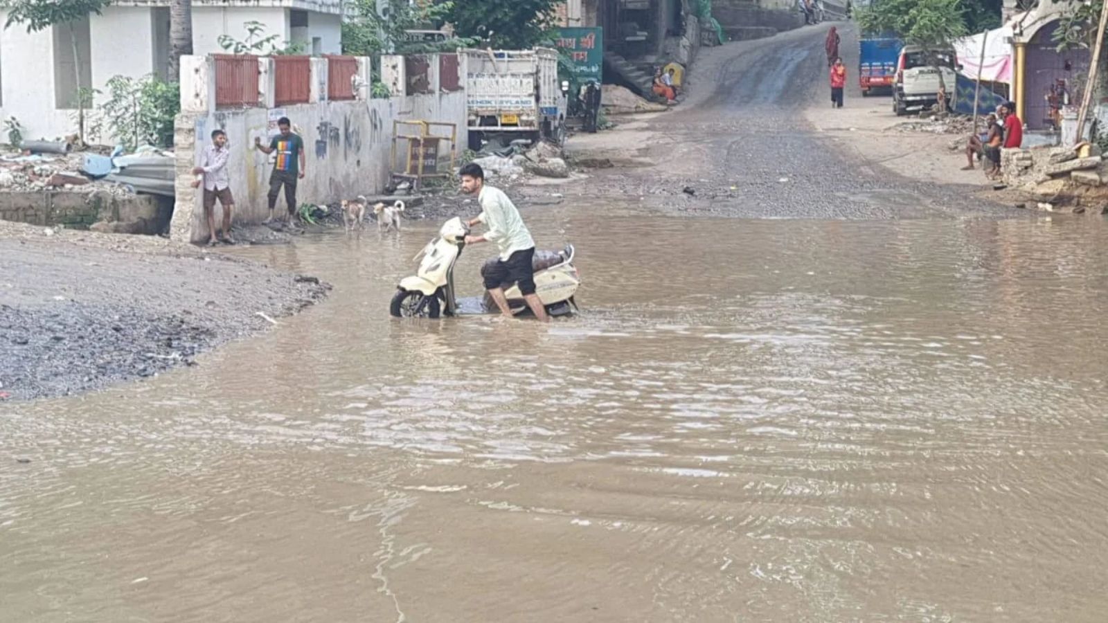 महावीर घाट की सड़क पर पानी