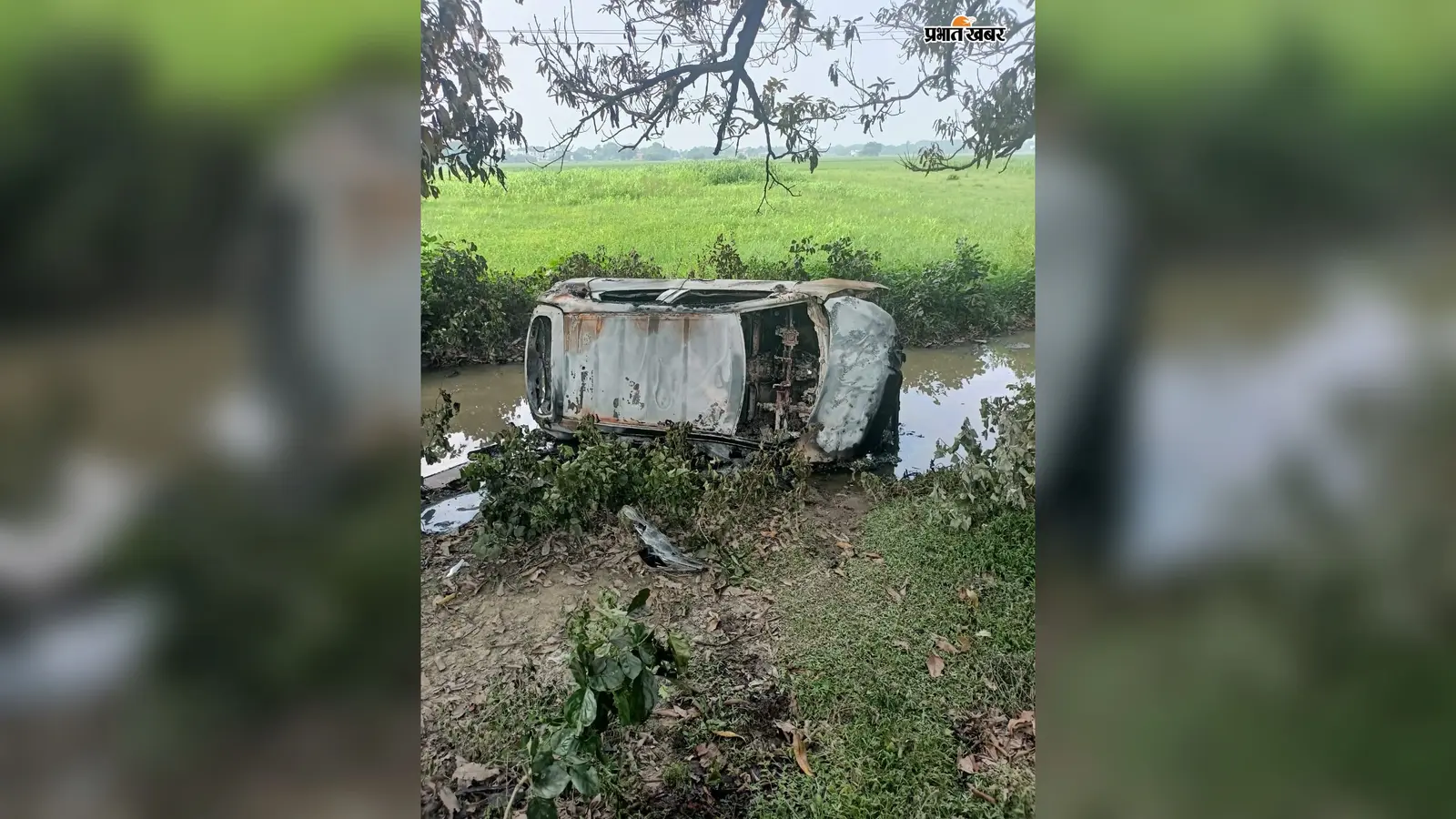 सीवान में सड़क हादसे के बाद जली दुर्घटनाग्रस्त कार, एक की मौत