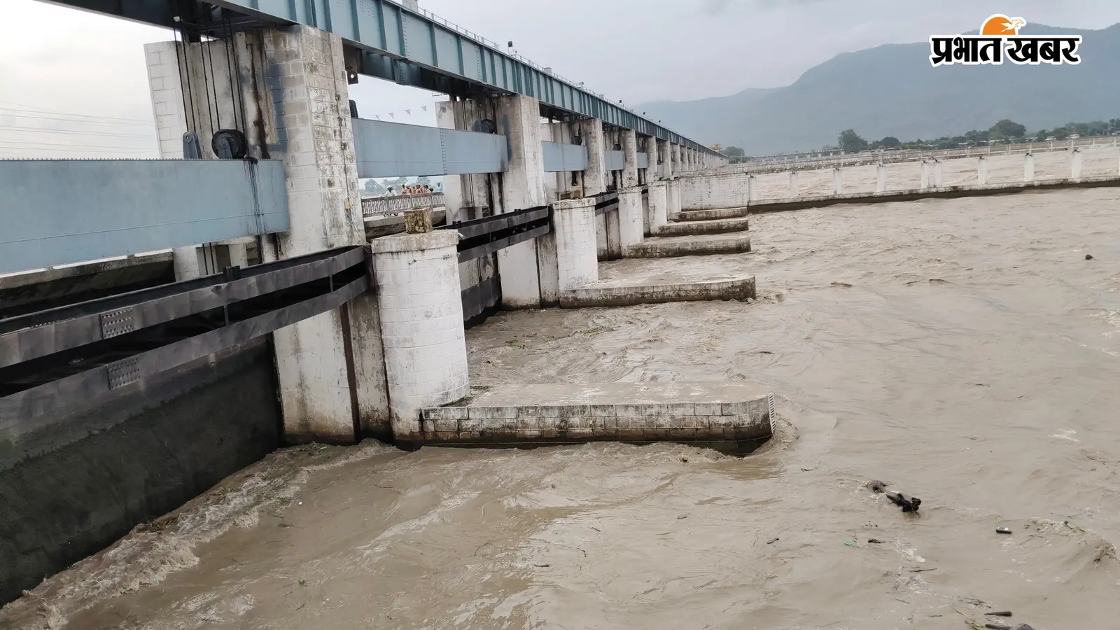 नेपाल में मूसलाधार बारिश से उफनायी गंडक, 1.44 लाख क्यूसेक पानी छोड़ा, निचले इलाकों में बाढ़ का खतरा