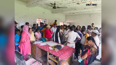 रोहतास: जर्जर स्कूल और कमरों की कमी से भड़के ग्रामीण, विद्यालय में जड़ा ताला; BDO के आश्वासन पर खुला