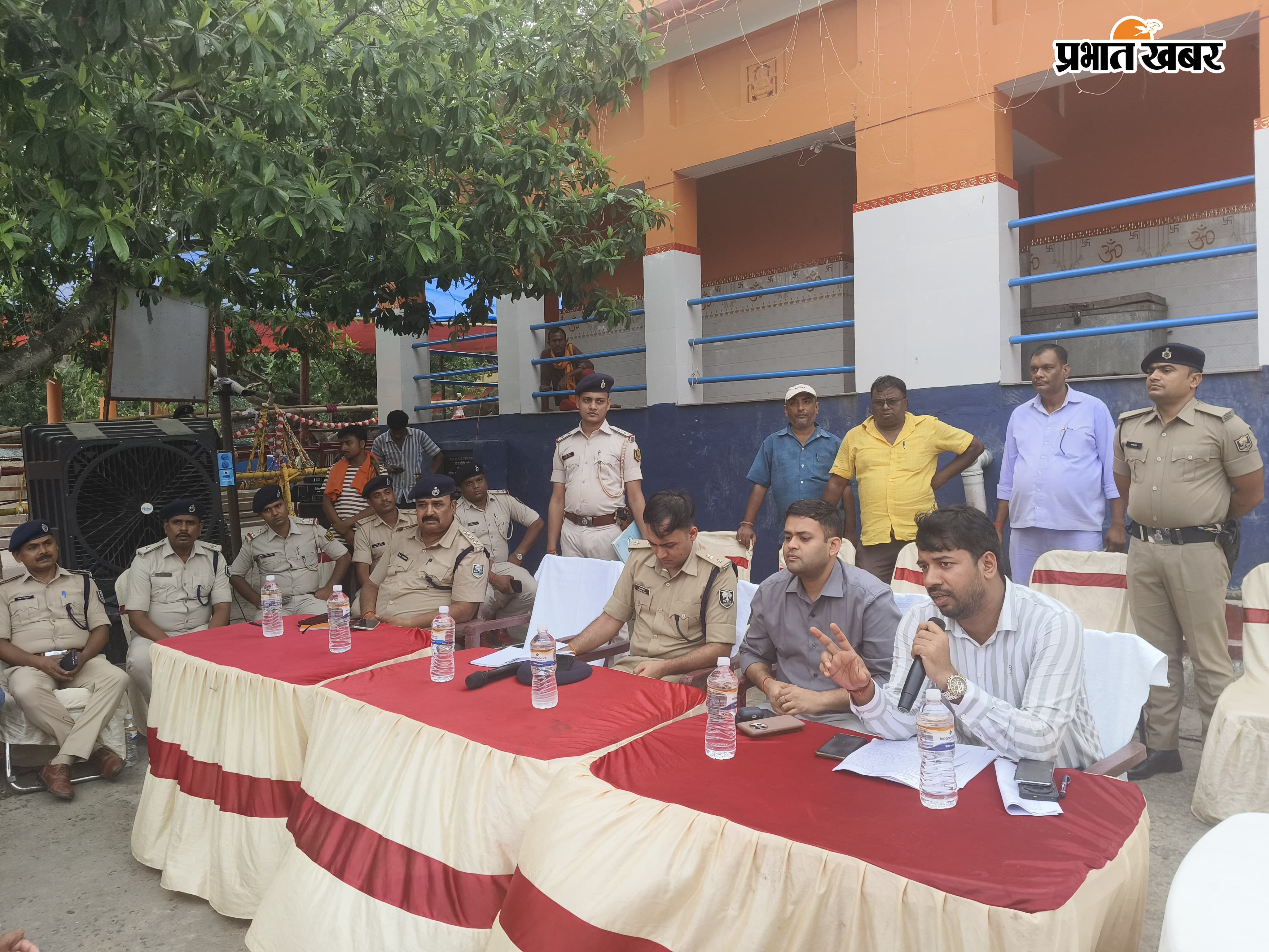फोटो - बाबा मटेश्वर धाम में सुरक्षा व्यवस्था का निरीक्षण करते एसपीफोटो - अधिकारियों एवं न्यास समिति के सदस्यों के साथ बैठक करते एसपी व डीडीसी | Prabhat Khabar Network