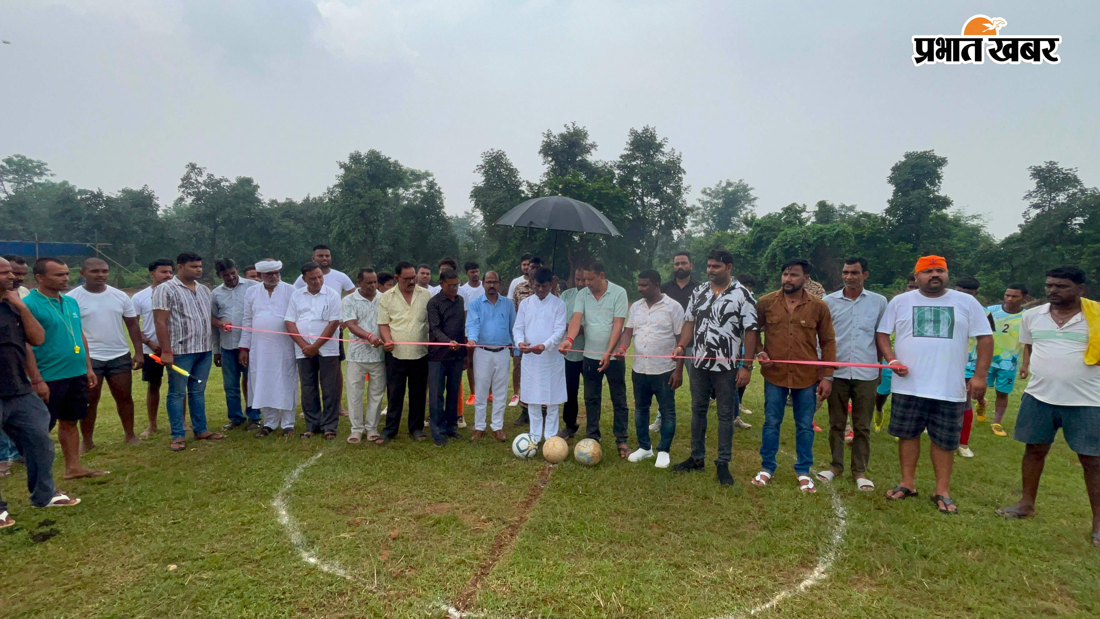 खिलाड़ियों से परिचय प्राप्त करते विधायक शत्रुघ्न महतो व अन्य | Prabhat Khabar Network
