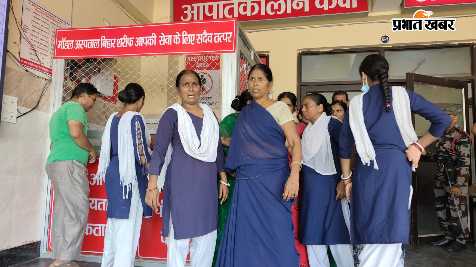 मॉडल अस्पताल में इलाजरत जीविका दीदी मॉडल अस्पताल के काउंटर पर मौजूद जीविका दीदी | Prabhat Khabar Network