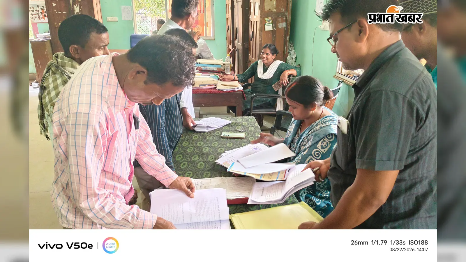 एसआईआर में नाम सुधार के लिए उमड़ी भीड़, जाति प्रमाण पत्र की मांग से बढ़ी परेशानी