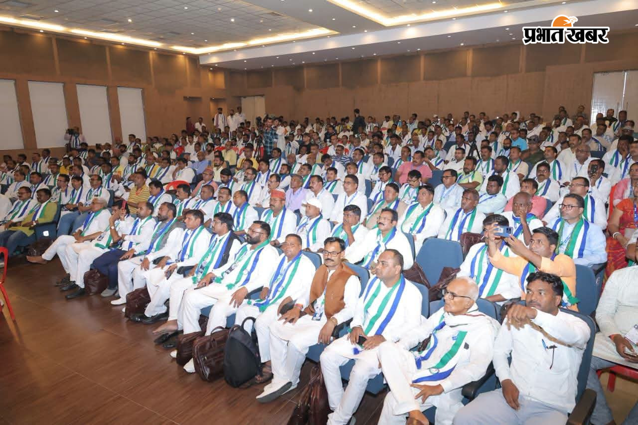 फोटो - राजगीर के आरआईसीसी में आयोजित राष्ट्रीय लोक मोर्चा के विमर्श शिविर में शामिल नेता और कार्यकर्ता | Prabhat Khabar Network