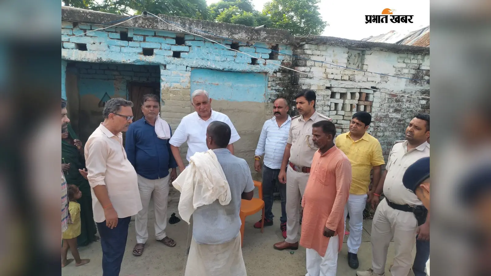 Sitamarhi News: दो बच्चियों की मौत के बाद पीड़ित परिवार से मिले सांसद देवेश चंद्र ठाकुर, हरसंभव मदद का दिया भरोसा