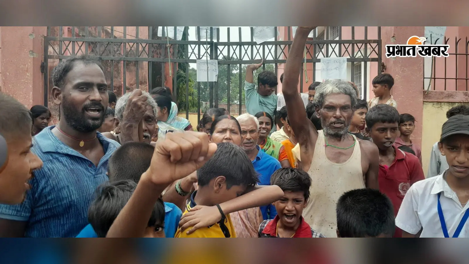 गया जी : केला दोबारा लेने को लेकर गुरारू में छात्र की गला दबाकर पिटाई का आरोप, ग्रामीणों ने स्कूल में जड़ा ताला
