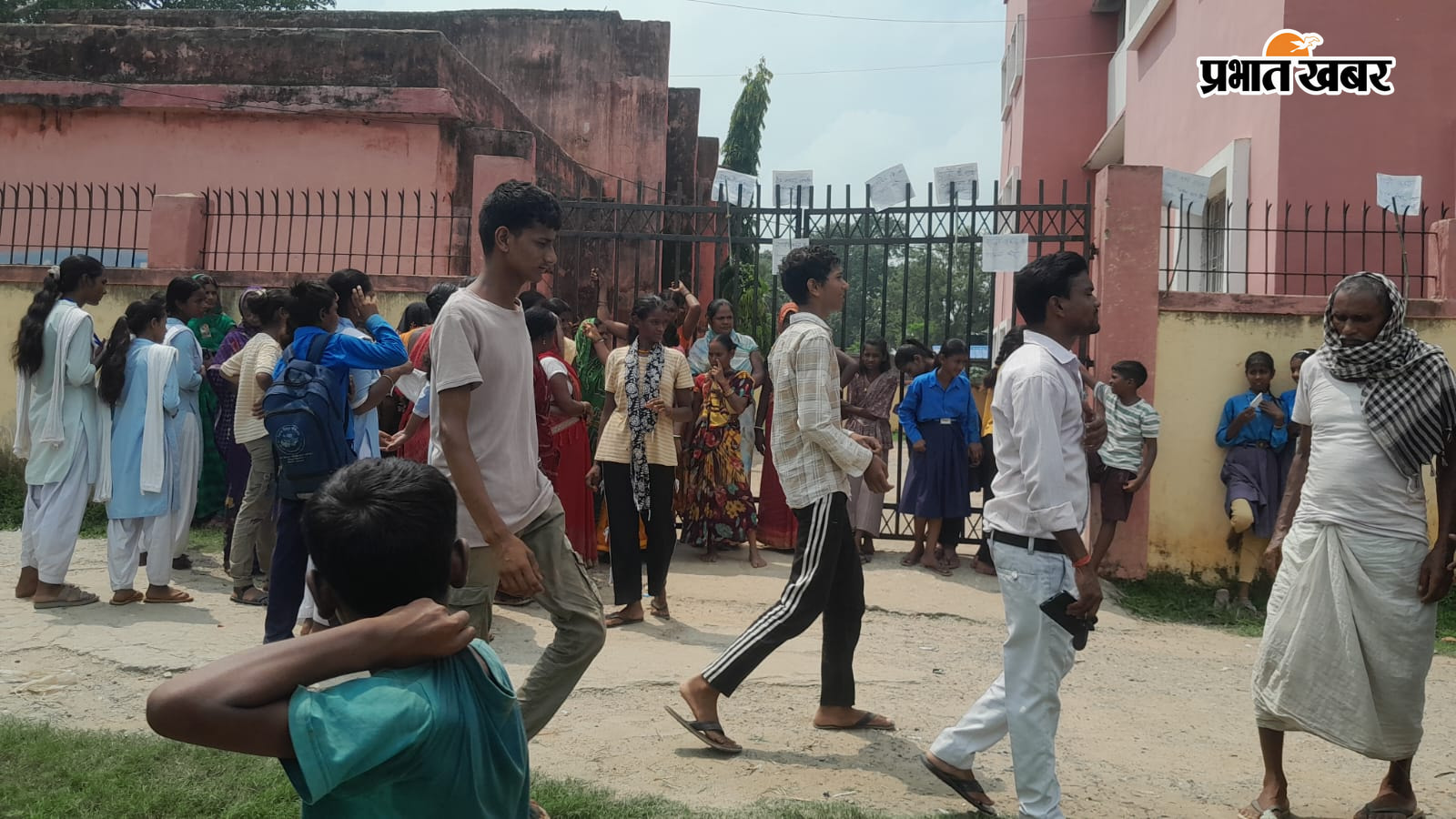 स्कूल के गेट पर ताला बंद कर हंगामा करते ग्रामीण. | Prabhat Khabar Network