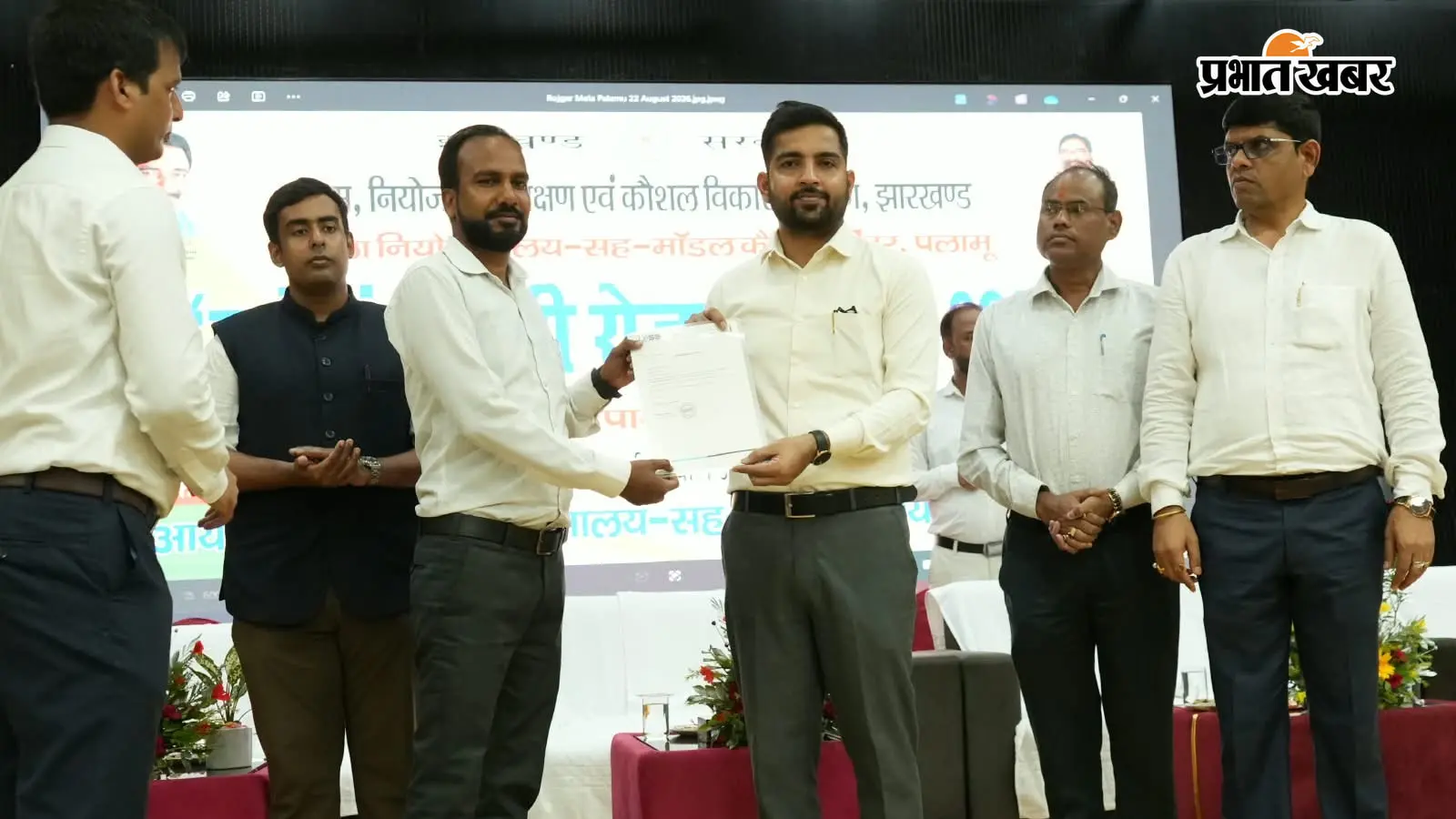 पलामू के रोजगार मेले में 138 युवाओं को मिला ऑफर लेटर, डीसी बोले- रोजगार से आगे बढ़कर उद्यमी बनें युवा