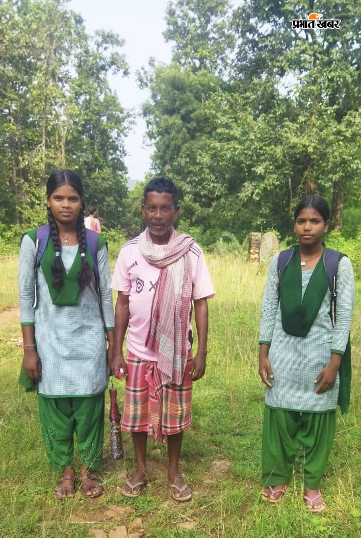 बदहाल सड़क से पिता के साथ जाती छात्राएं.
