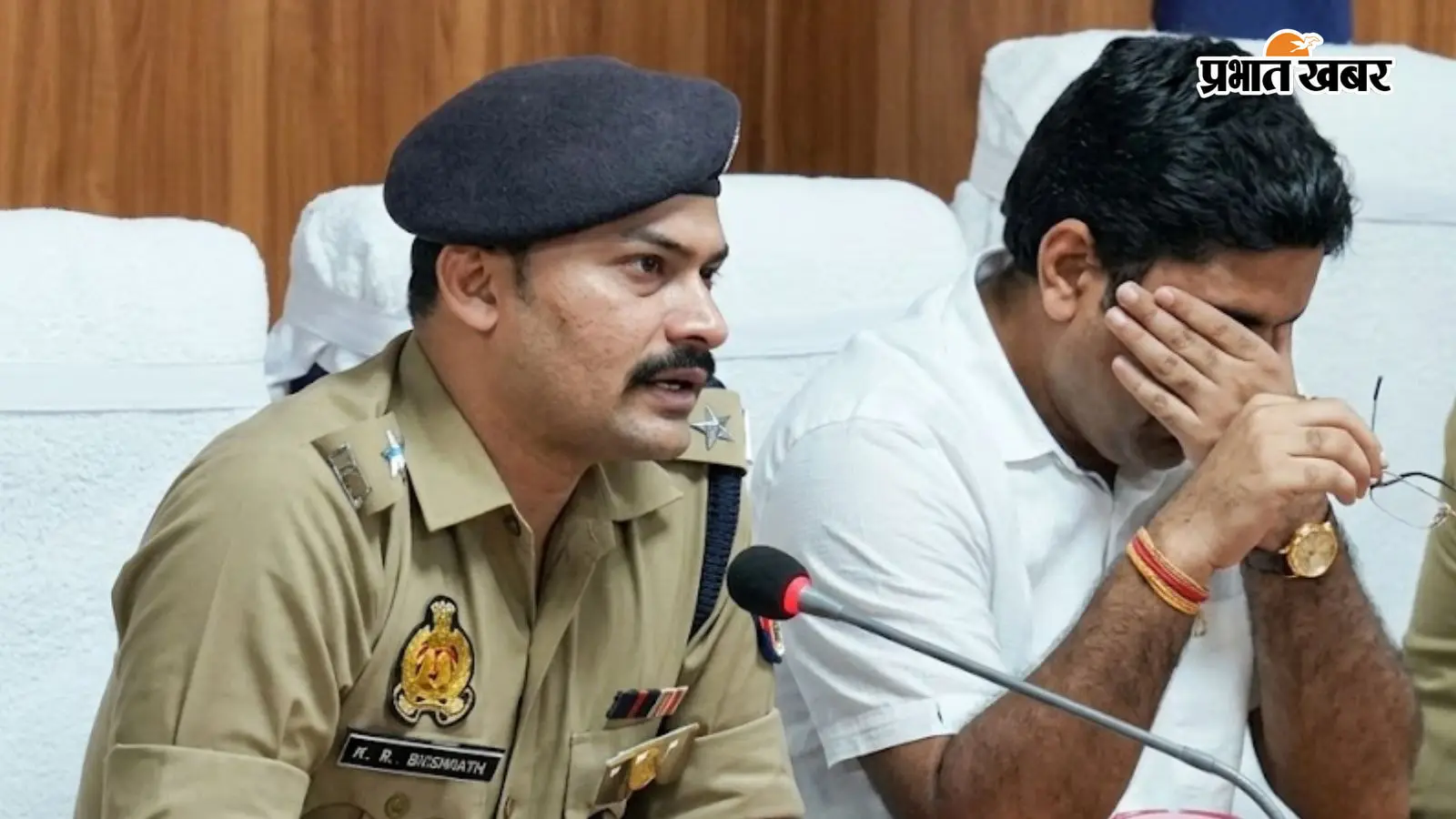 SP की विदाई पर रोने लगे संभल के DM साहब, आखिर क्यों भावुक हुए जिलाधिकारी? देखें वायरल वीडियो
