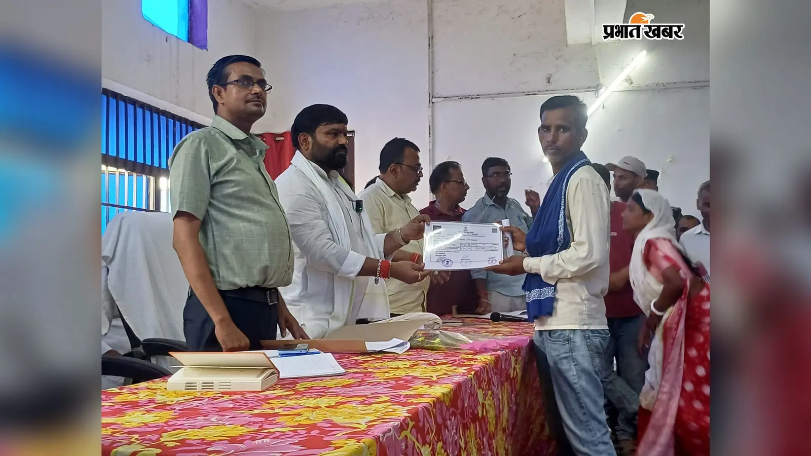 सासाराम के करगहर में 35 भूमिहीन परिवारों को मिला बसगीत पर्चा, डूबने से मौत के आश्रित को 4 लाख मुआवजा