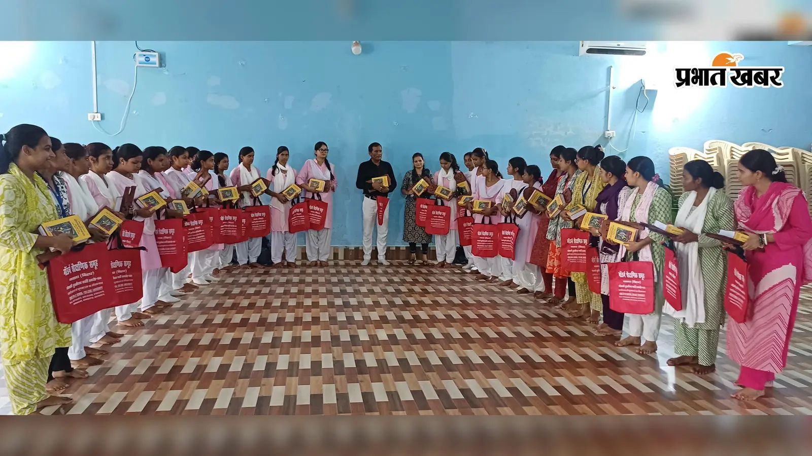आयोजन में शामिल होने वाले विद्यार्थियों को रामचरित मानस व रेहल भेंट करते डॉ शैलेश कुमार