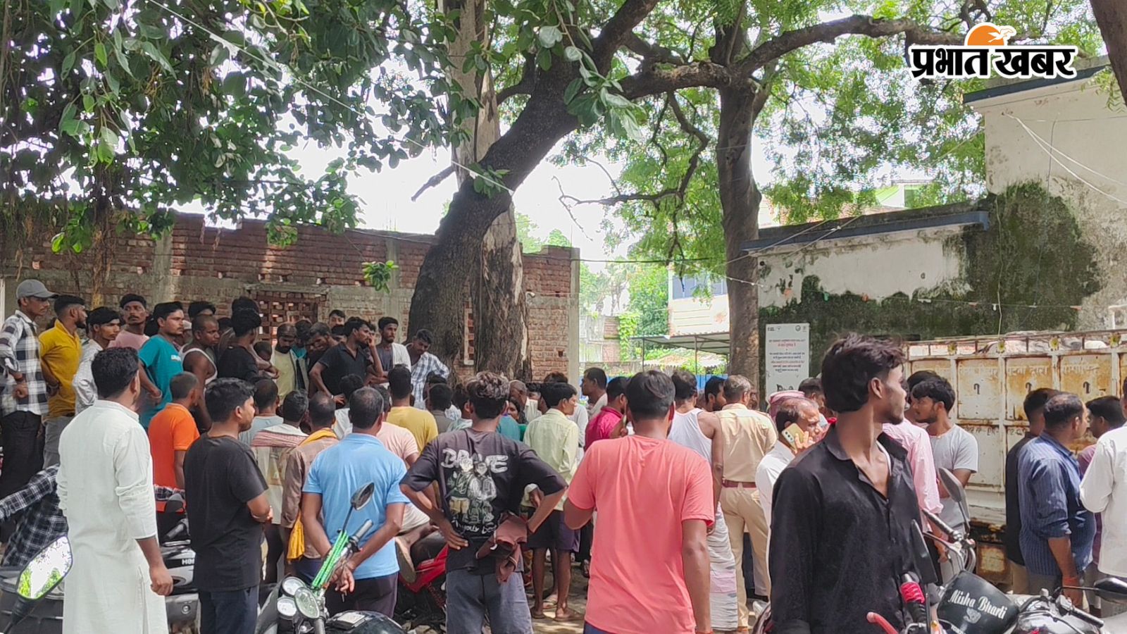 घटना के बाद ग्रामीणों की भीड़
