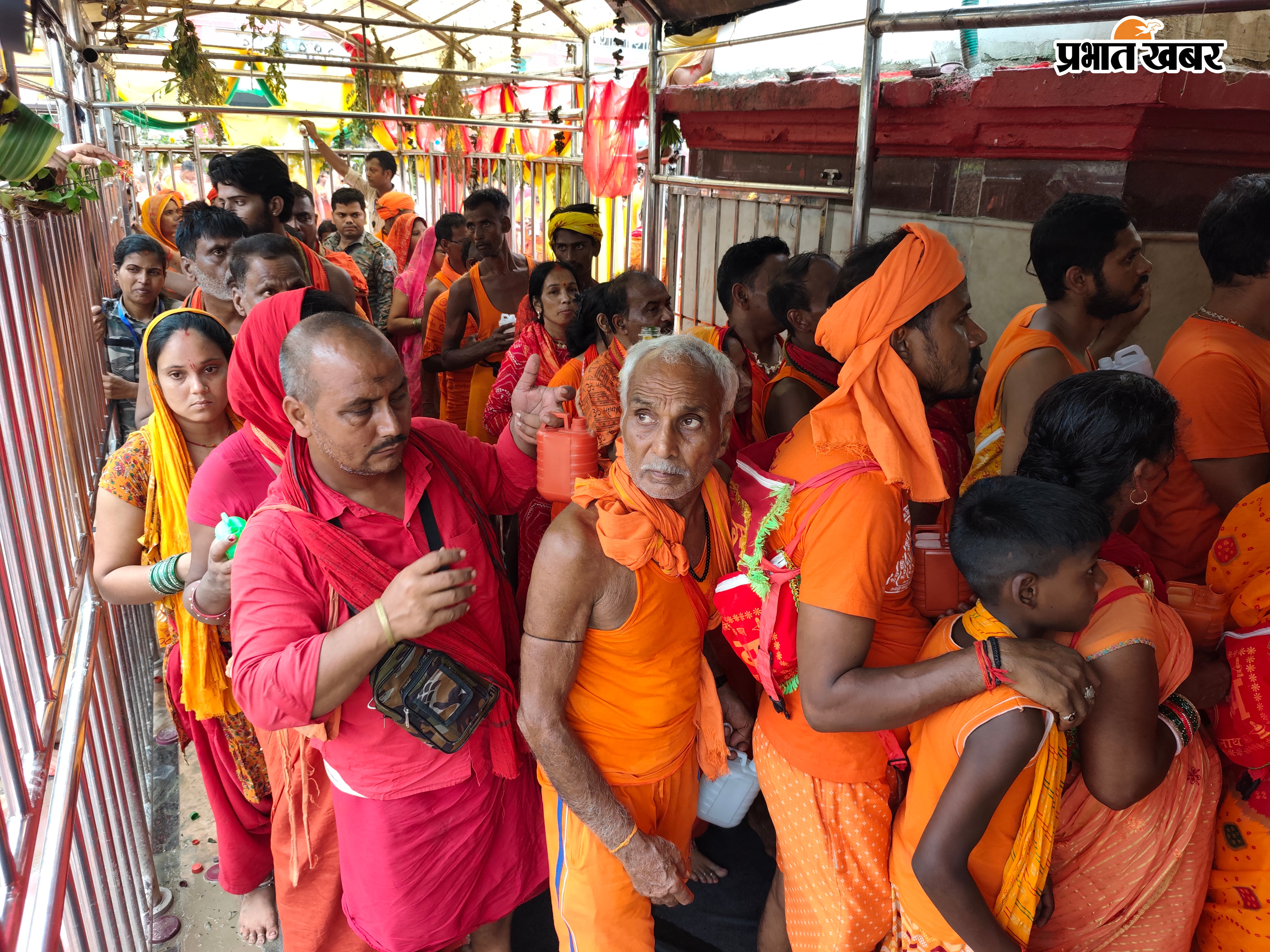 -बासुकिनाथ मंदिर में श्रद्धालुओं की भीड़, आरती करते एवं गर्भगृह में प्रवेश करते श्रद्धालुओं की कतार | Prabhat Khabar Network