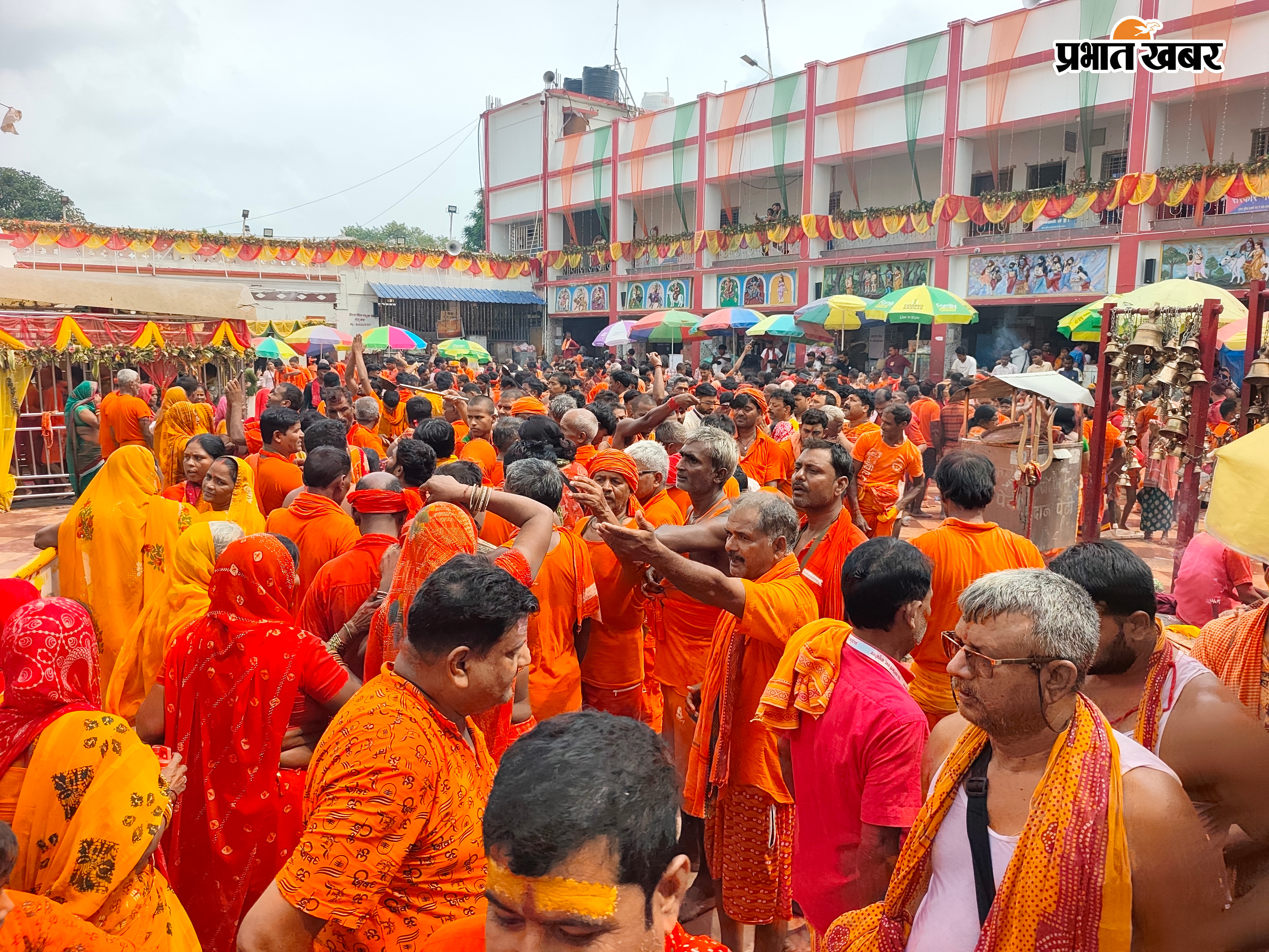 -बासुकिनाथ मंदिर में श्रद्धालुओं की भीड़, आरती करते एवं गर्भगृह में प्रवेश करते श्रद्धालुओं की कतार | Prabhat Khabar Network