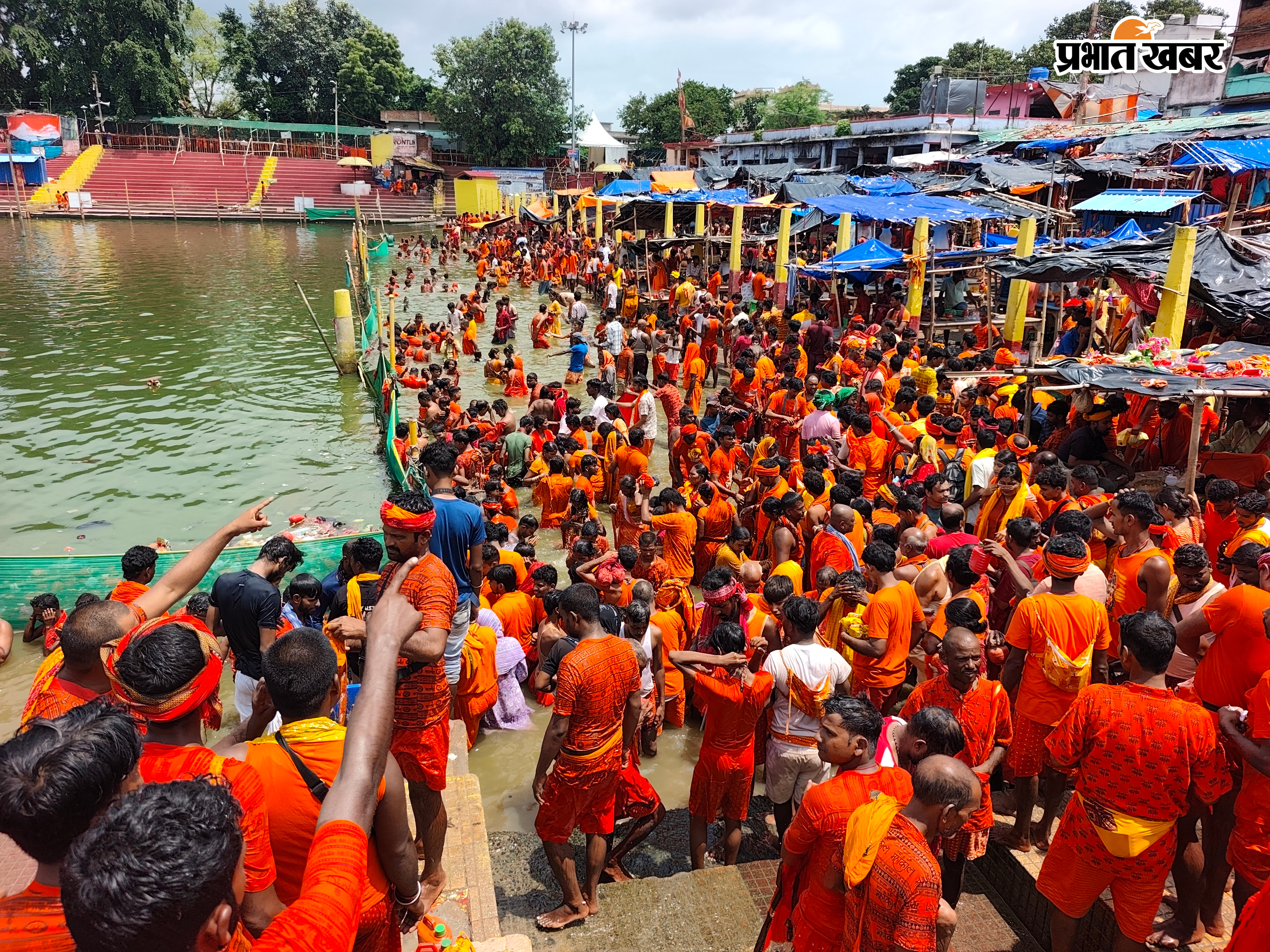 -बासुकिनाथ मंदिर में श्रद्धालुओं की भीड़, आरती करते एवं गर्भगृह में प्रवेश करते श्रद्धालुओं की कतार | Prabhat Khabar Network
