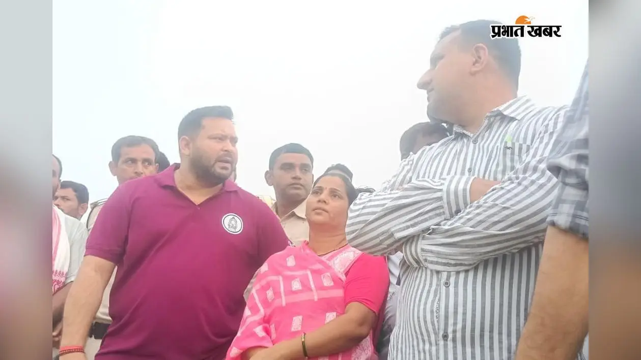 वैशाली: राघोपुर में गंगा के कटाव का जायजा लेने नाव से पहुंचे नेता प्रतिपक्ष तेजस्वी यादव, सरकार से की अविलंब बोल्डर पिचिंग कार्य शुरू कराने की मांग