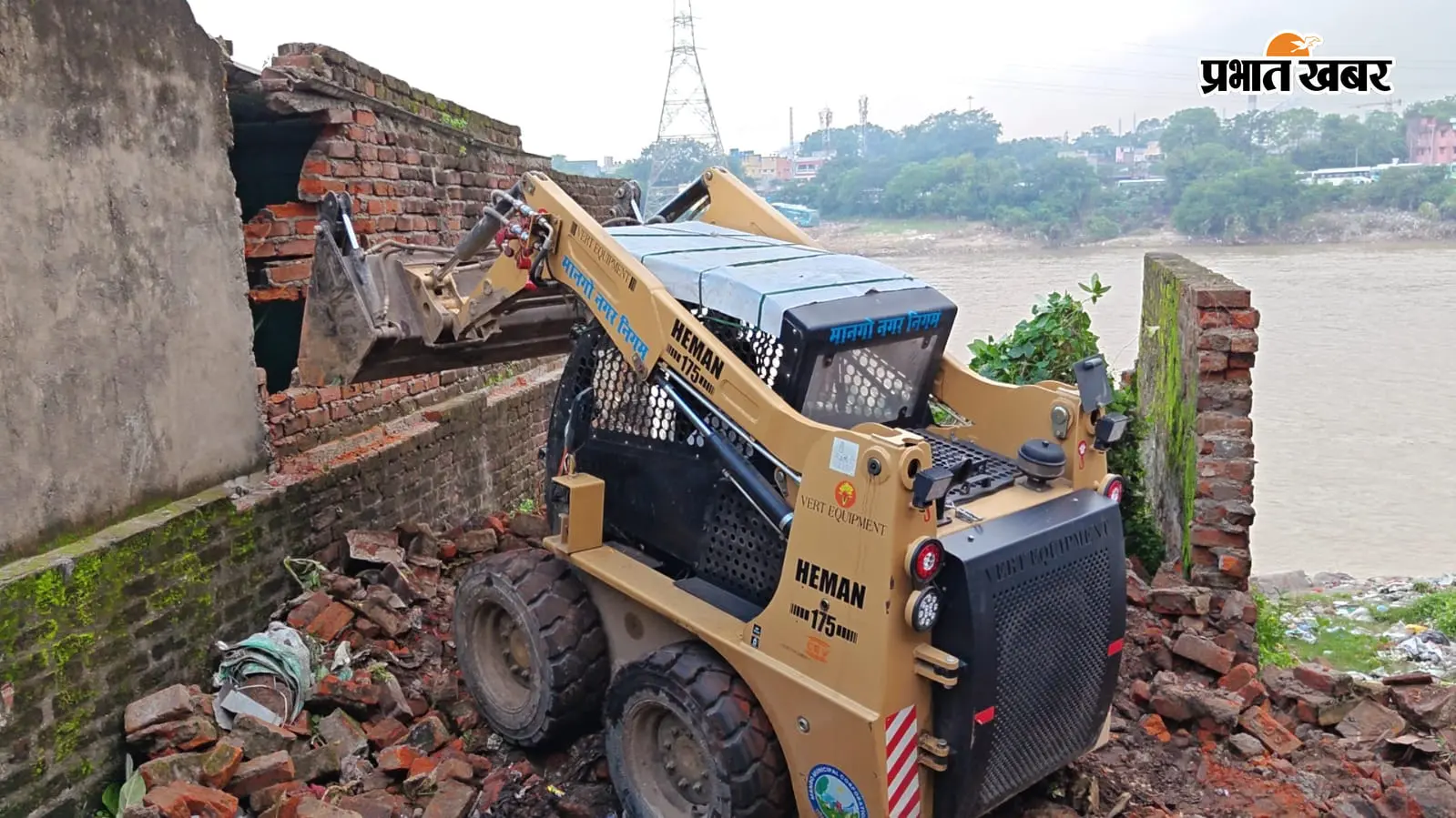 मानगो के नदी किनारे से दूसरे दिन भी हटा अतिक्रमण, सोमवार को और मकान टूटेंगे