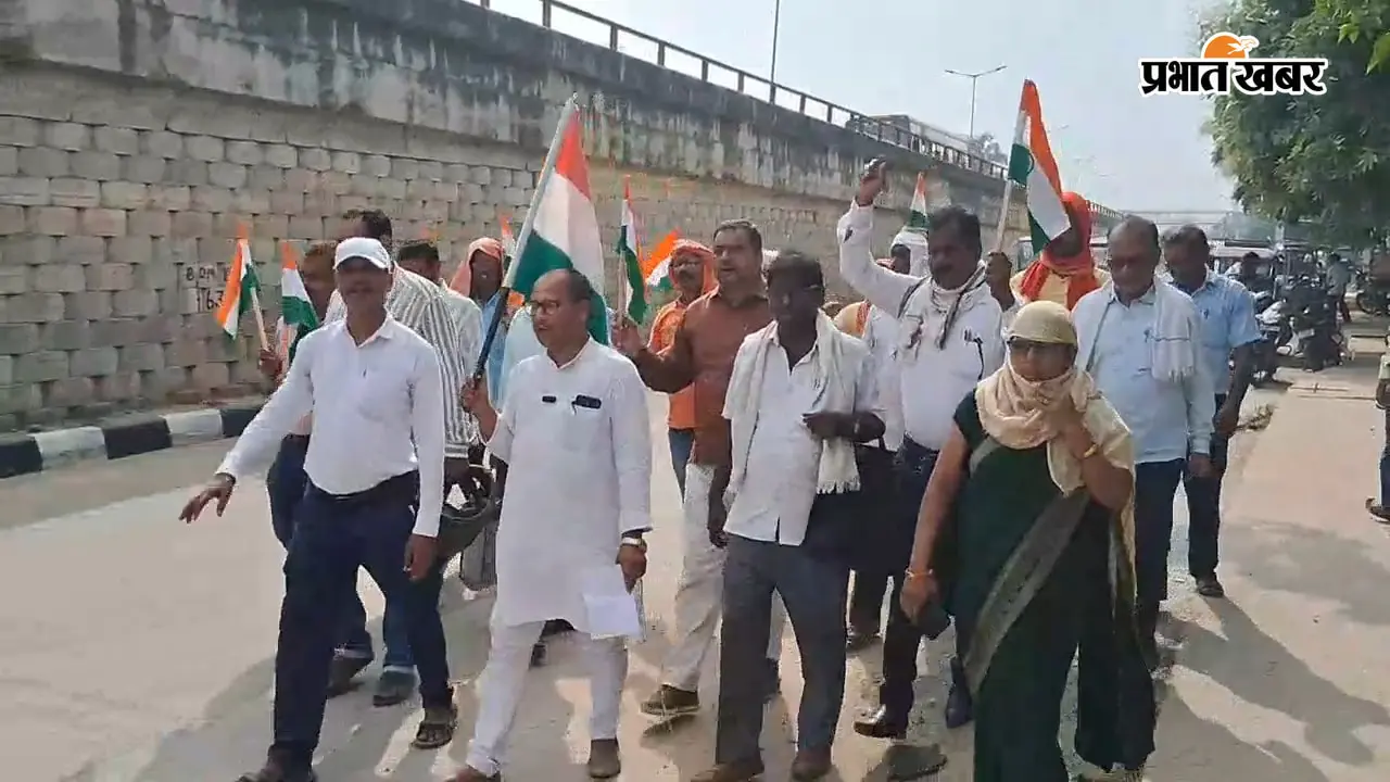 कैमूर में दो माह से वेतन नहीं मिला तो सड़क पर उतरे शिक्षक, तिरंगा लेकर सरकार के खिलाफ निकाला मार्च