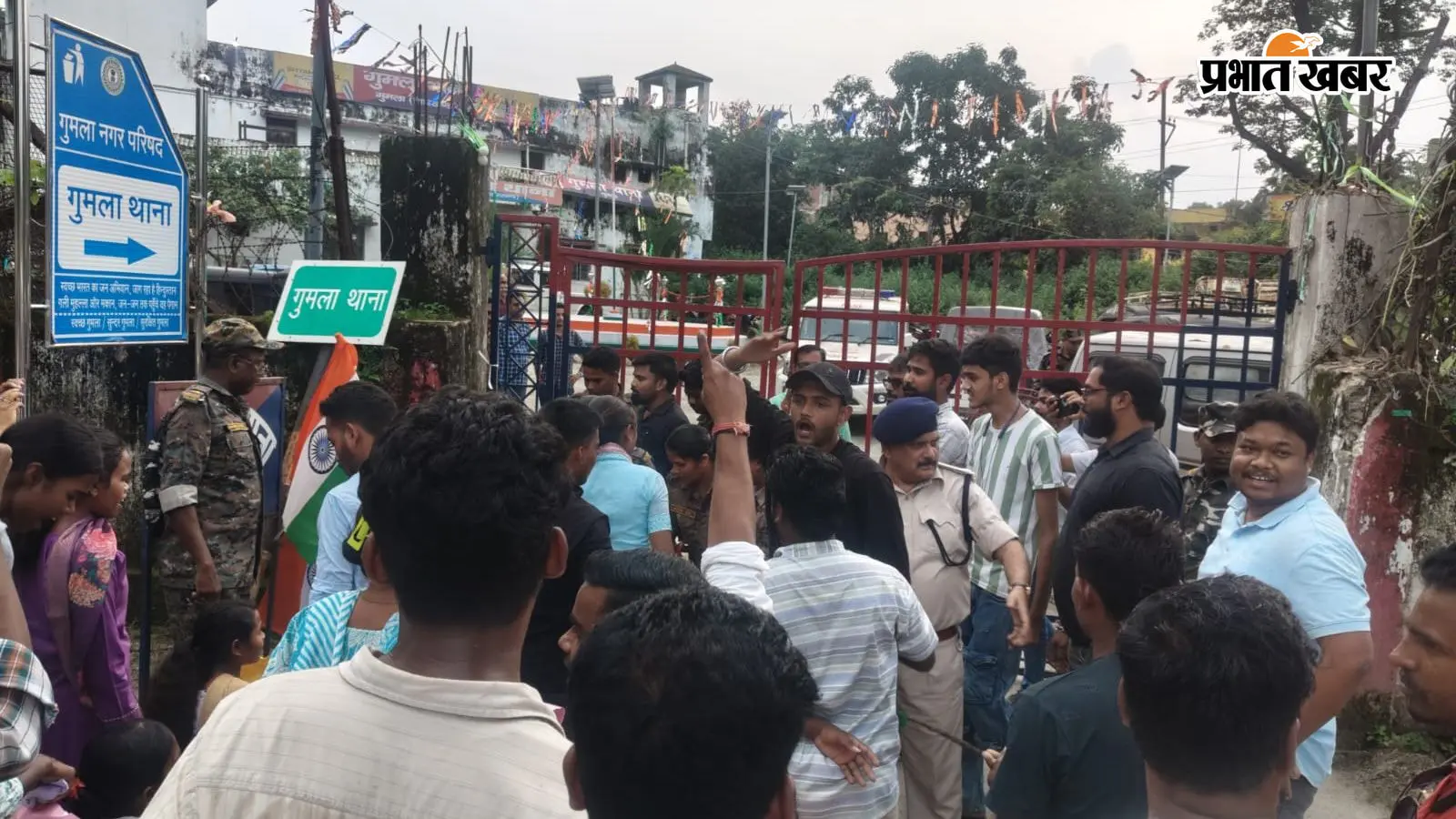 गुमला: CM हेमंत के पुतला दहन कार्यक्रम में बवाल, प्रदर्शनकारी और पुलिस भिड़े, BJP नेता हिरासत में