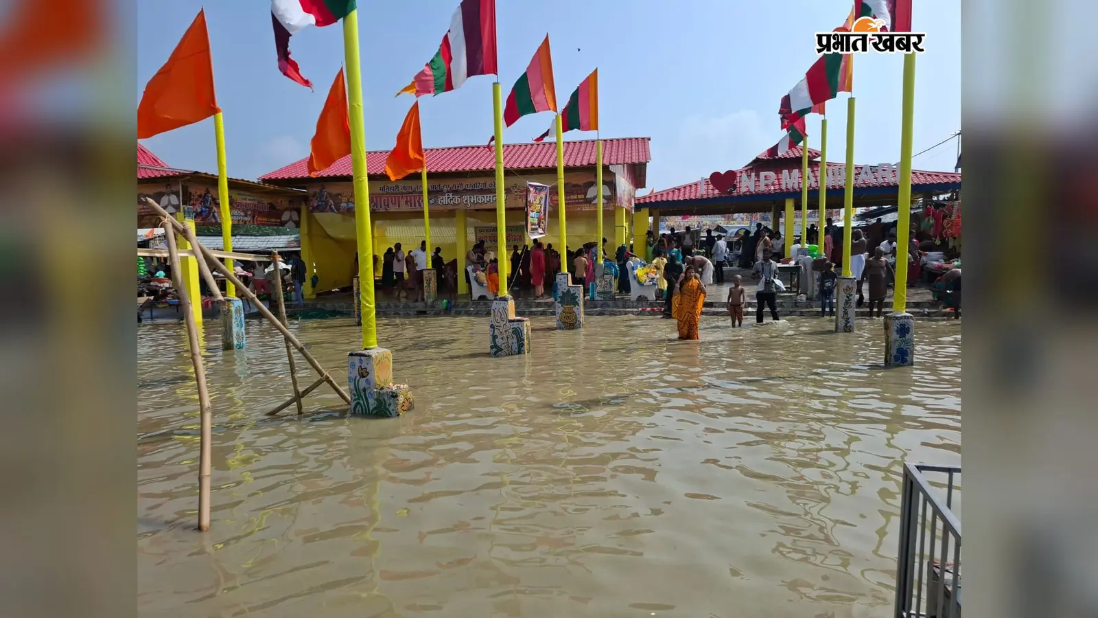 मनिहारी गंगा घाट की दर्जनों दुकानें डूबीं, पानी के बीच पूजा सामग्री बेचने को मजबूर दुकानदार