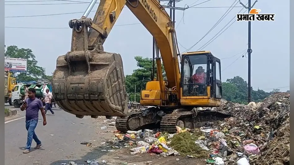 आईटीआई मोड़ पर कचरा डंपिंग से भड़का लोगों का गुस्सा, सड़क जाम कर जताया विरोध