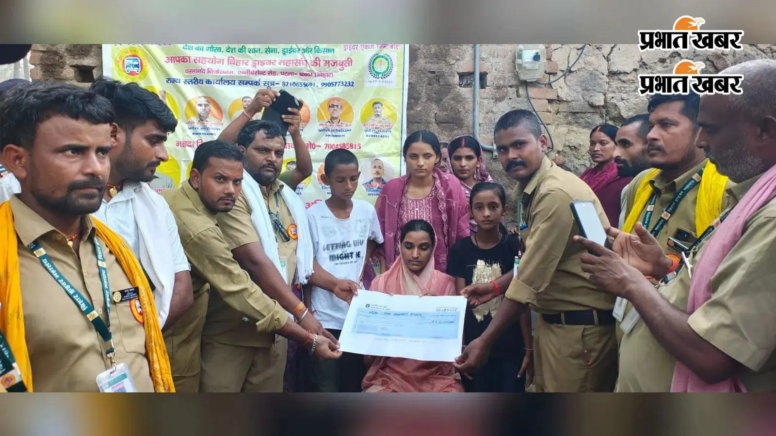सड़क हादसे में मृत चालक के परिवार को ड्राइवर महासंघ ने दी 2.06 लाख की मदद, सिलाई मशीन भी सौंपी