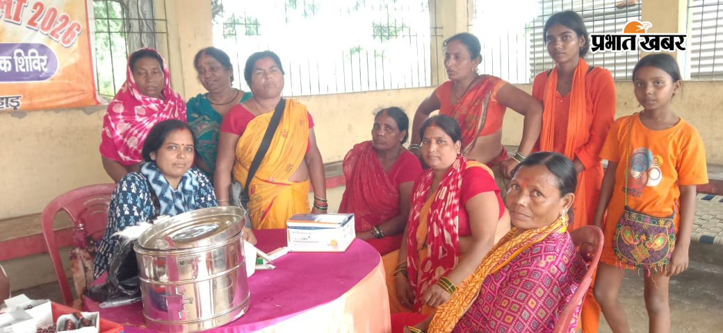 घायल श्रद्धांलुओं को इलाज करते स्वास्थ्यकर्मी | Prabhat Khabar Network