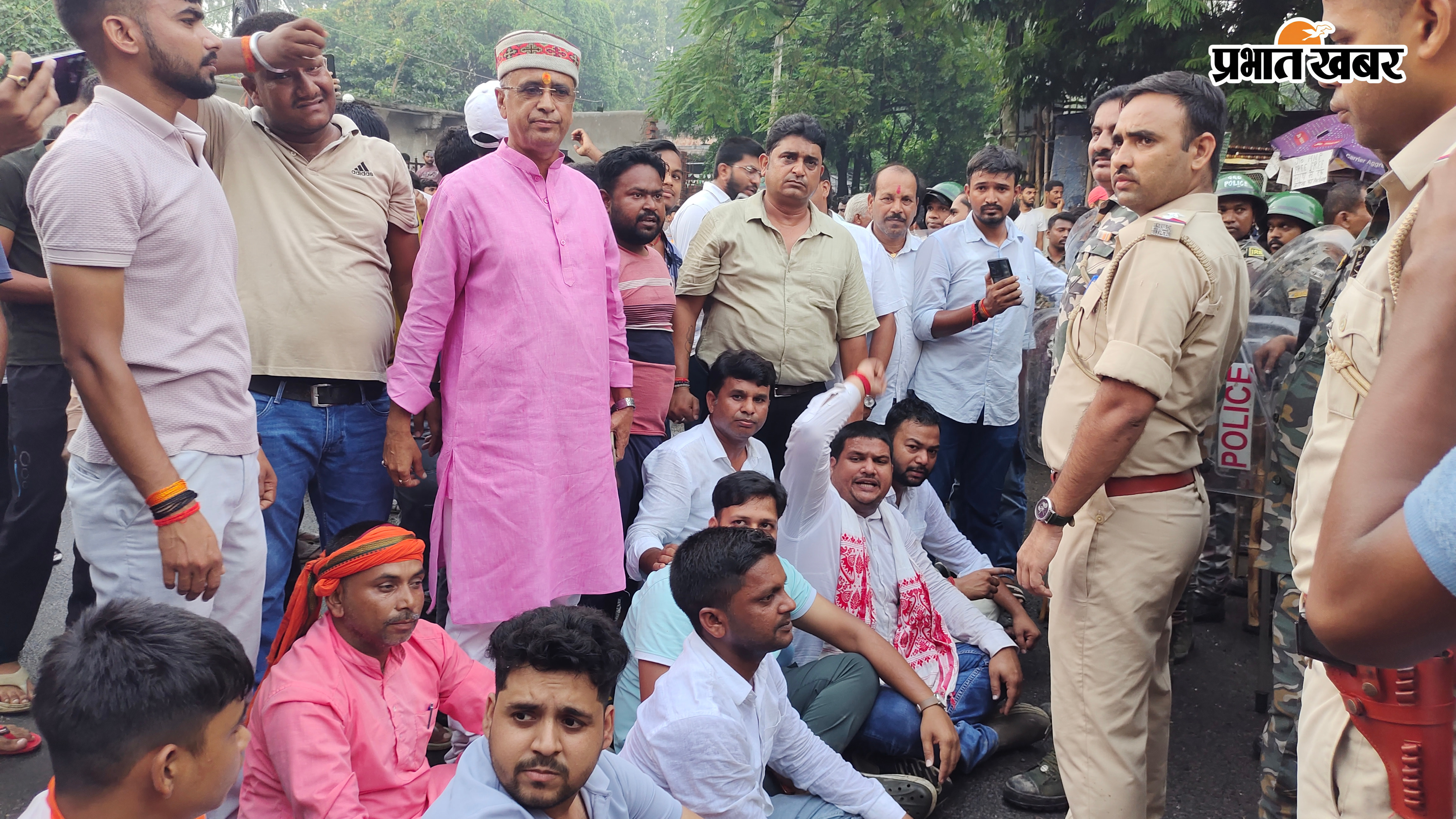 22 गिरिडीह - 53. झंडा मैदान में भाजपाइयों से मुख्यमंत्री का पुतला छीनते पुलिस कर्मी, 54. भाजपा गिरिडीह महानगर जिलाध्यक्ष रंजीत राय को गिरफ्तार करते पुलिस अधिकारी, 55. आंबेडकर चौक के समक्ष मुख्य सड़क पर बैठक प्रदर्शन करते भाजपाई व छात्र, 56. सुरक्षा व्यवस्था में तैनात एसडीएम व पुलिस अधिकारी, 57. राज्य सरकार के खिलाफ नारेबाजी करते छात्र, 58. गिरिडीह स्टेडियम में बने अस्थायी ओपन जेल में गिरफ्तार भाजपाई, 59. गिरिडीह स्टेडियम के सामने मुख्यमंत्री का पुतला दहन करते कार्यकर्ता | Prabhat Khabar Network