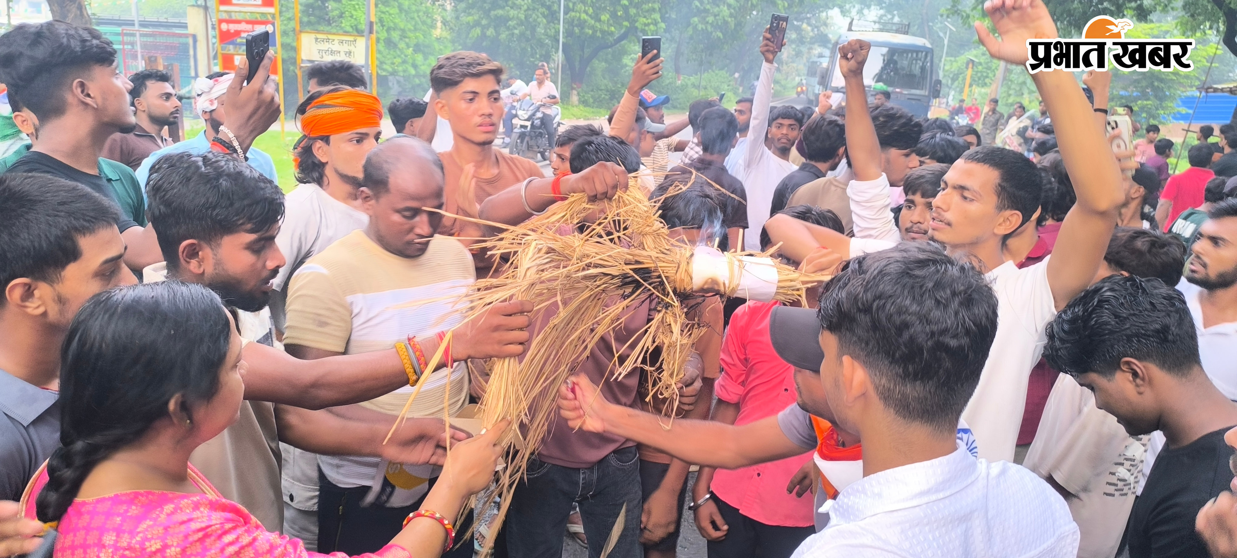 22 गिरिडीह - 53. झंडा मैदान में भाजपाइयों से मुख्यमंत्री का पुतला छीनते पुलिस कर्मी, 54. भाजपा गिरिडीह महानगर जिलाध्यक्ष रंजीत राय को गिरफ्तार करते पुलिस अधिकारी, 55. आंबेडकर चौक के समक्ष मुख्य सड़क पर बैठक प्रदर्शन करते भाजपाई व छात्र, 56. सुरक्षा व्यवस्था में तैनात एसडीएम व पुलिस अधिकारी, 57. राज्य सरकार के खिलाफ नारेबाजी करते छात्र, 58. गिरिडीह स्टेडियम में बने अस्थायी ओपन जेल में गिरफ्तार भाजपाई, 59. गिरिडीह स्टेडियम के सामने मुख्यमंत्री का पुतला दहन करते कार्यकर्ता | Prabhat Khabar Network