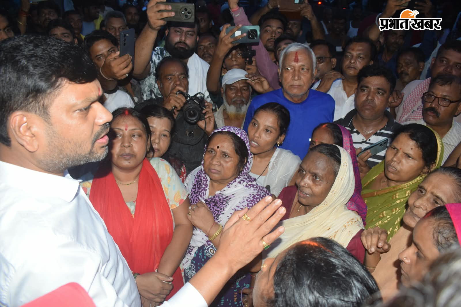 कई घरों में पड़े दरार, झरिया-धनबाद मुख्य मार्ग को जाम करते लोग | Prabhat Khabar Network