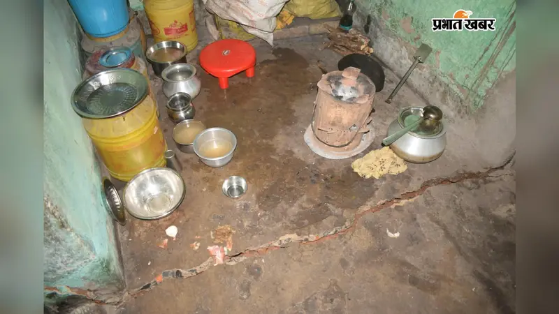 झरिया में हैवी ब्लास्टिंग से जमीन धंसी, घरों में पड़ी दरारें, लोगों का आरोप-सुरक्षा मानकों की अनदेखी