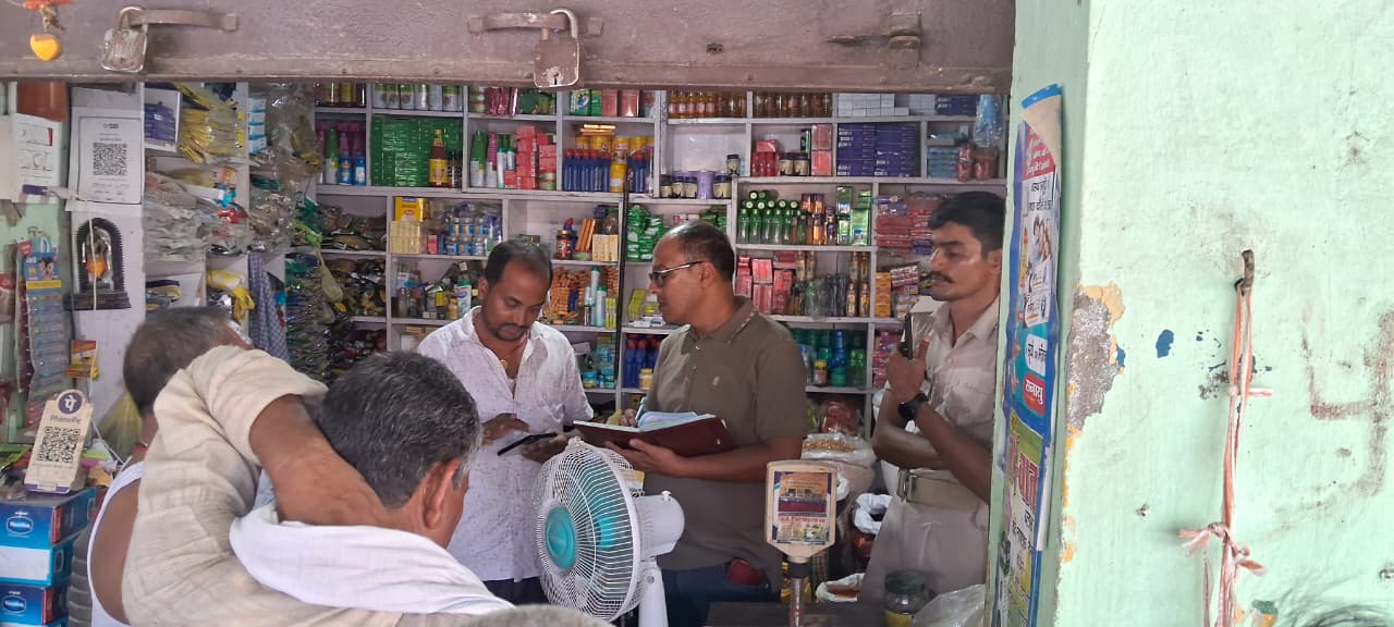 छापेमारी व कार्रवाई करते अधिकारी