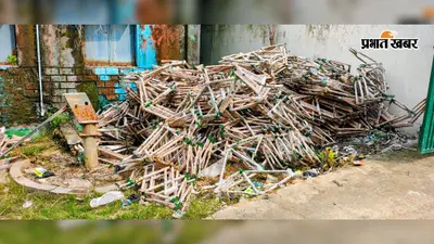 धूप-बारिश में सड़ रहे छात्रों की साइकिलों के कलपुर्जे, कब मिलेगा बच्चों को योजना का लाभ?