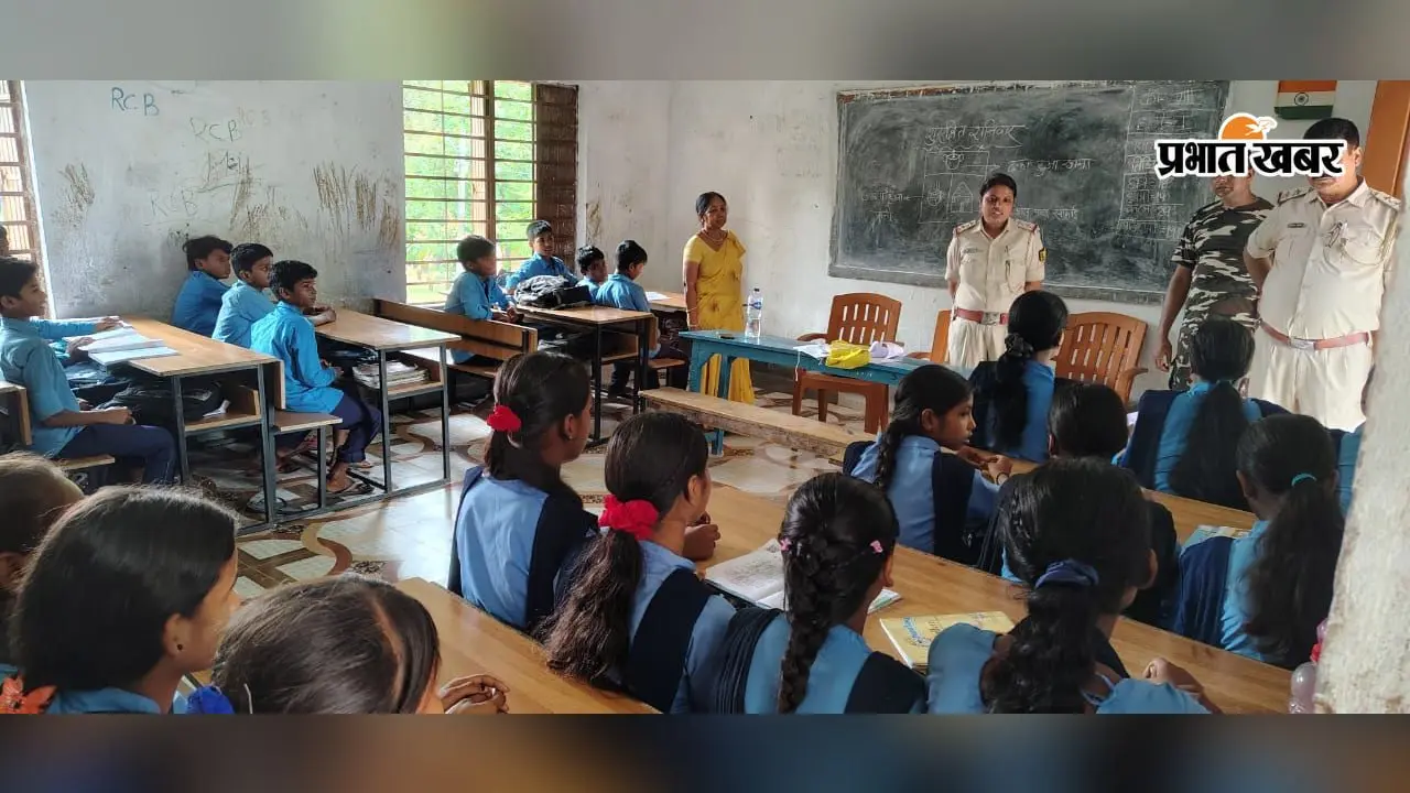 हाजीपुर : जंदाहा में जागरूकता अभियान, छात्रों को सोशल मीडिया और साइबर अपराध से बचने की दी जानकारी