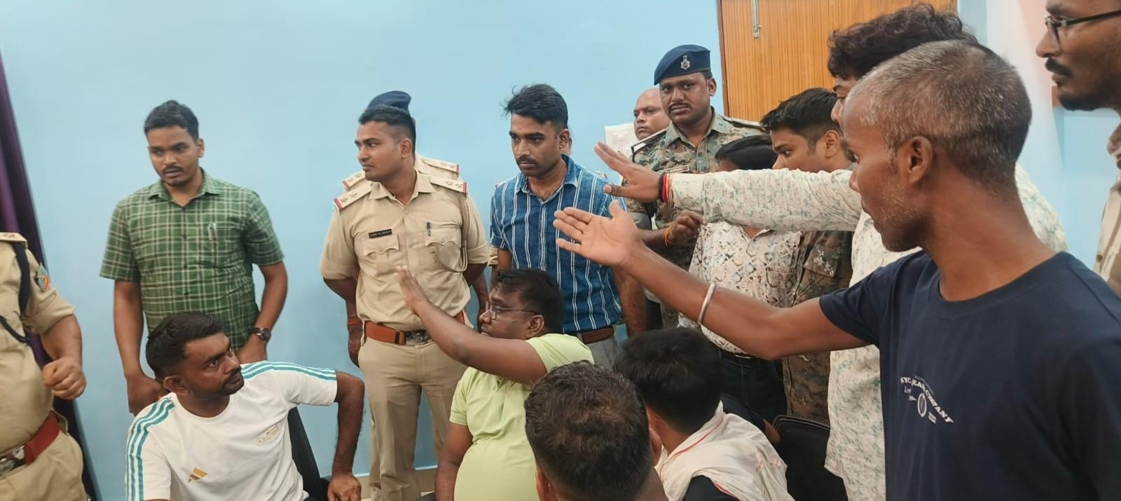 शुक्रवार को बरवाअड्डा थाना परिसर में मौजूद विधायक जयराम महतो वा अन्य
