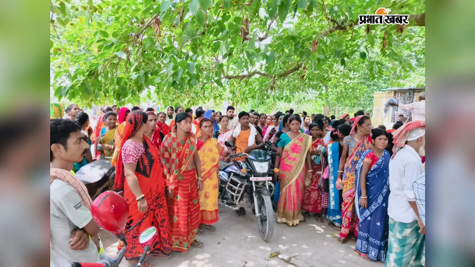 जमीन विवाद के नोटिस पर आदिवासी परिवारों ने अंचल कार्यालय घेरा, 25 एकड़ भूखंड को लेकर विवाद