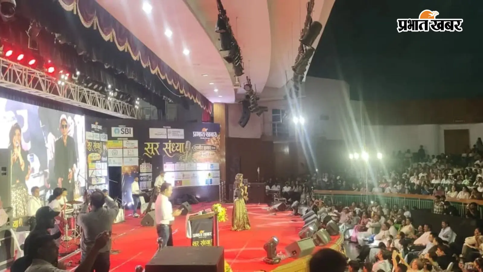 पटना में शब्बीर कुमार का जलवा, प्रभात खबर की सुर संध्या में 3000 लोग पुराने गीतों पर झूमे