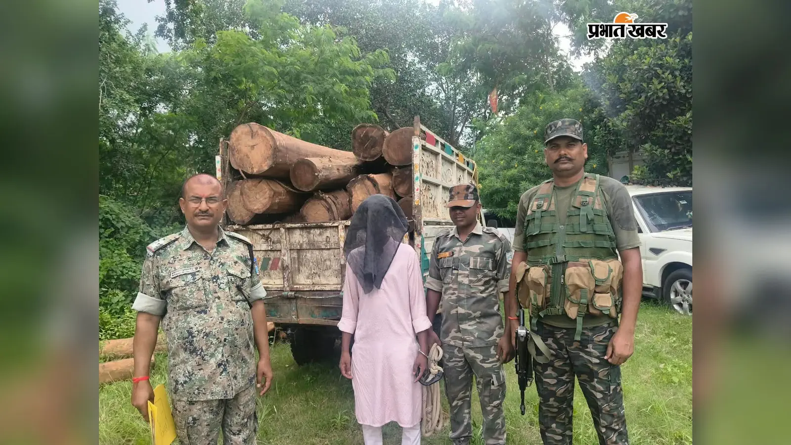 अमझरिया घाटी में लकड़ी तस्करी का खुलासा, 19 सखुआ बोटा लदा पिकअप जब्त, तस्कर गिरफ्तार