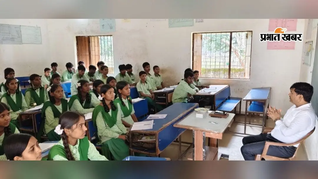 अकिल एड़पा कार्यक्रम: अधिकारियों ने स्कूलों में पहुंचकर पढ़ाया, परीक्षा परिणाम सुधारने के दिए निर्देश