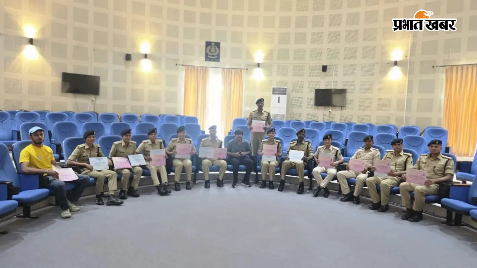 बिहार पुलिस अकादमी की क्लाइम्बिंग वॉल पर तैयार हो रहे खिलाड़ी, प्रशिक्षण पूरा करने वालों को मिला प्रमाण-पत्र
